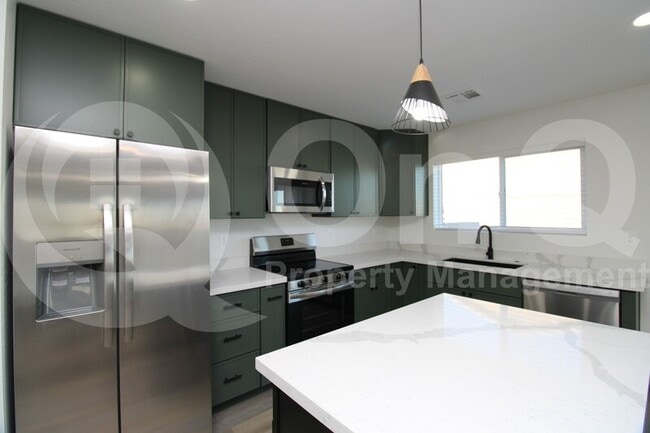 Building Photo - 2516 E Broadway Rd