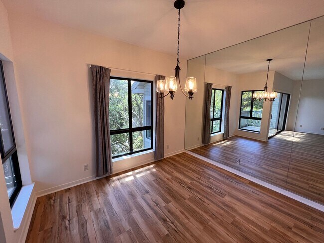 Building Photo - RENOVATED TWO BEDROOM TWO AND HALF BATH CO...