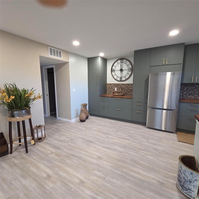 Building Photo - 5385 Lakefront Blvd