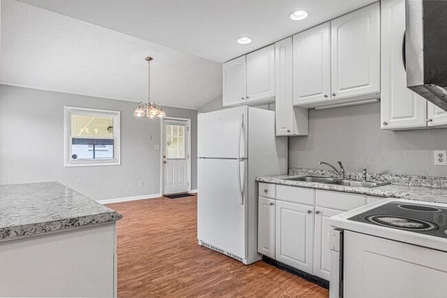 Building Photo - NE – Desirable Neighborhood, Brick Home, W...