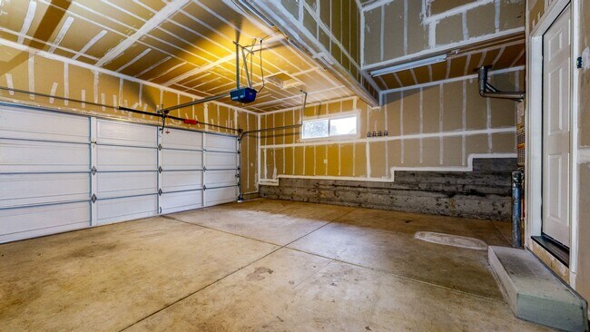 Building Photo - Desirable Skyhawk 3 bedroom Tri-Level Single Family