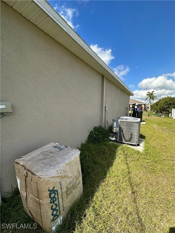 Building Photo - 1705 NE 33rd Ln