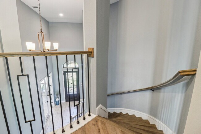 Building Photo - "Spacious 5-Bed Oasis with 4.5 Baths – You...