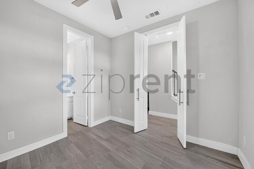 Building Photo - Unit