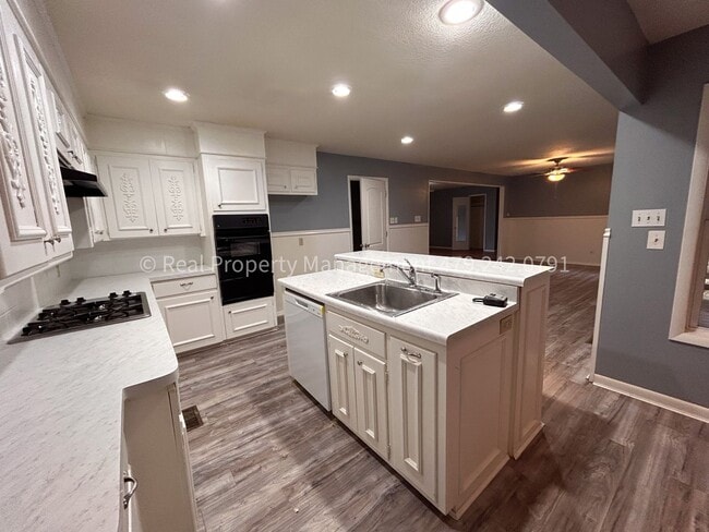 Building Photo - 1901 S 72nd St