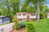 Building Photo - Stunning 4 Bedroom 2 Bathroom Home - Looki...