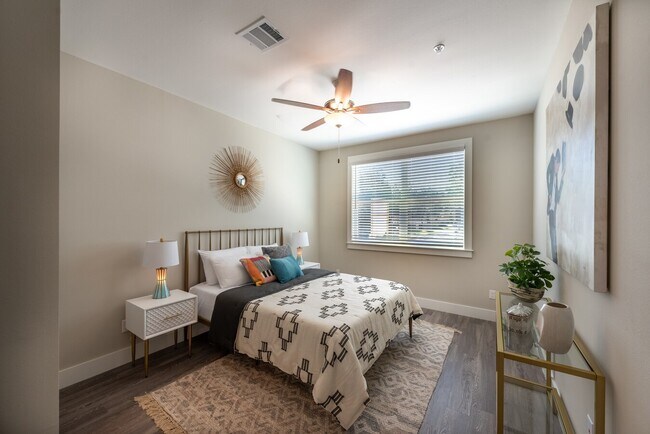 Building Photo - High-End Living, Perfectly Executed!