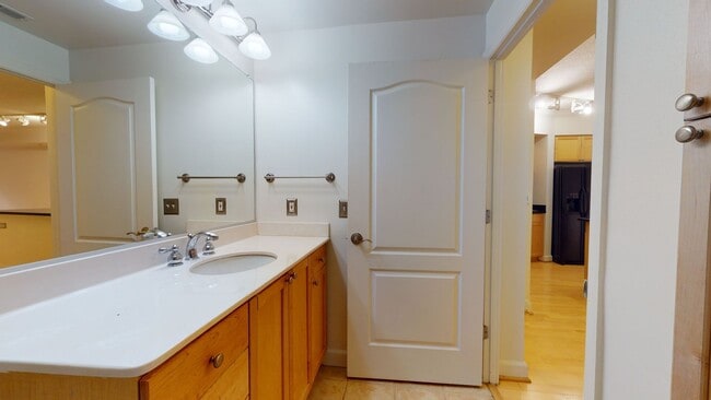 Building Photo - Logan Circle One Bedroom One Bath With Lar...