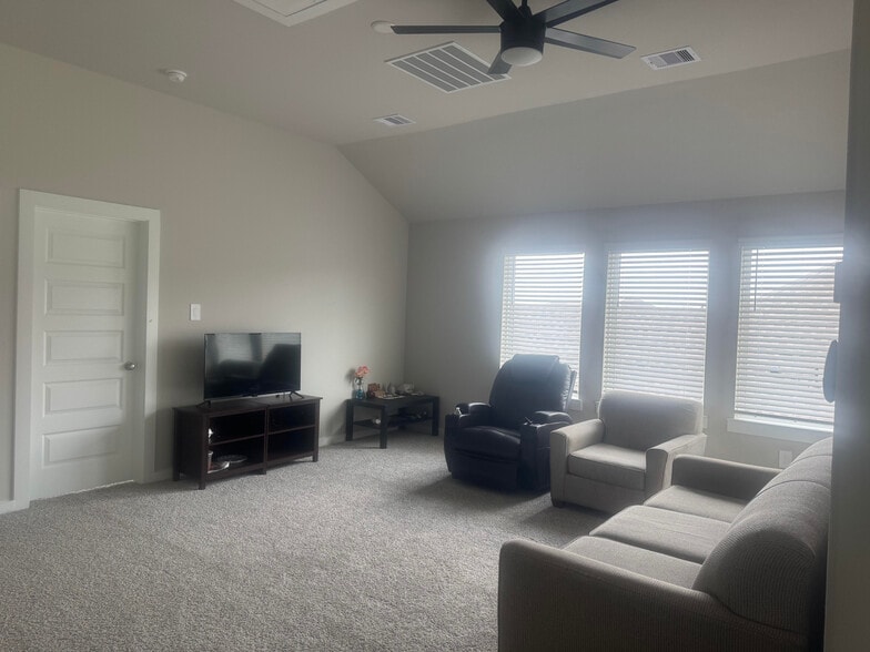 Common leaving area - 5018 Magnolia Springs Dr