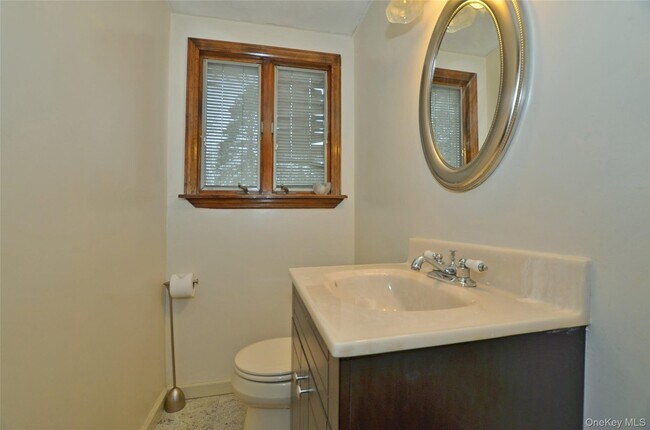 Building Photo - 327 Town Line Rd