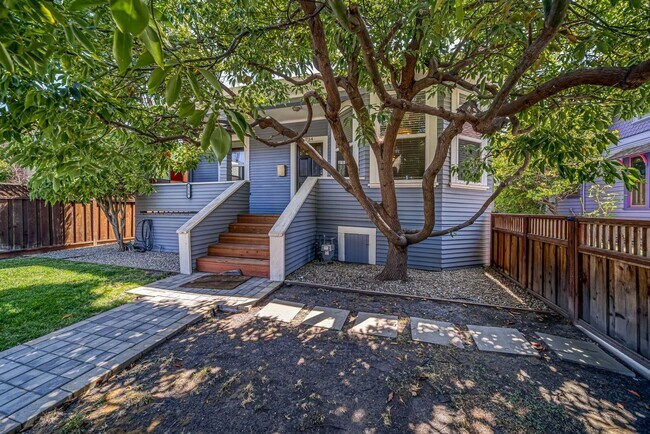 Building Photo - 734 Cassia St