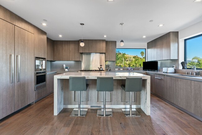 Building Photo - Prestigious Hollywood Hills Home for Rent