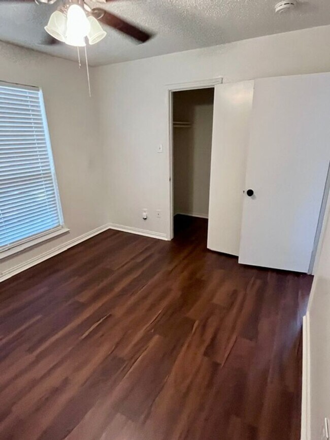 Building Photo - Cute 1 story duplex in Euless in CGISD