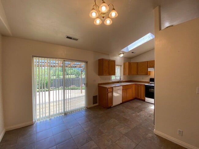 Building Photo - Charming Veneta Home!