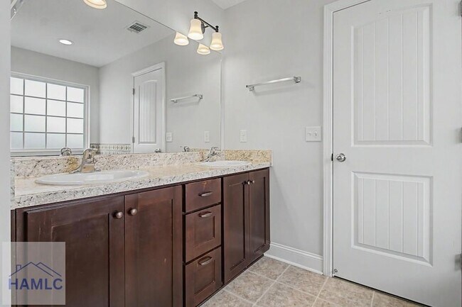 Building Photo - 157 Hamlet Ct