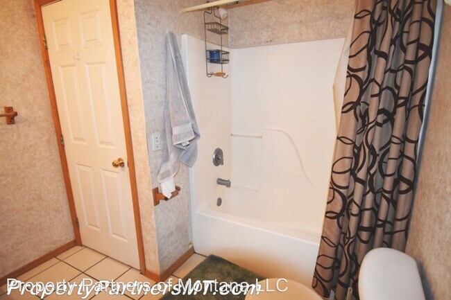 Building Photo - 204 Show Pl