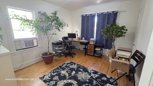 Building Photo - Spacious 3 Bed Duplex with Office + Bonus ...