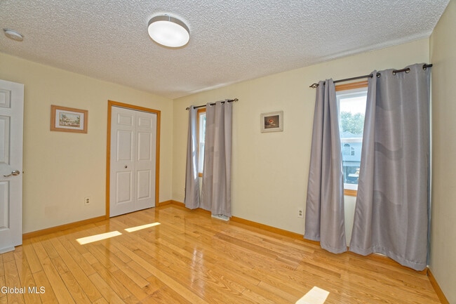 Building Photo - 5 Shamrock Cir