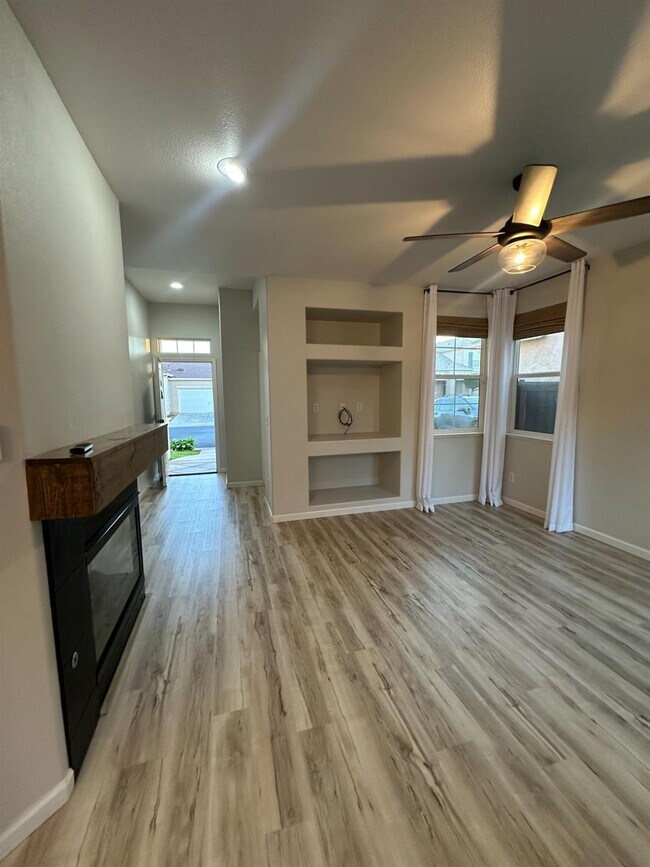 Building Photo - 721 W Fontaine Ln