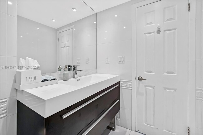 Building Photo - 1985 S Ocean Dr