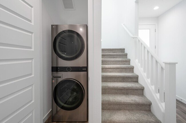 Building Photo - Like New Luxurious Modern 3 Bedroom 2 Bath...