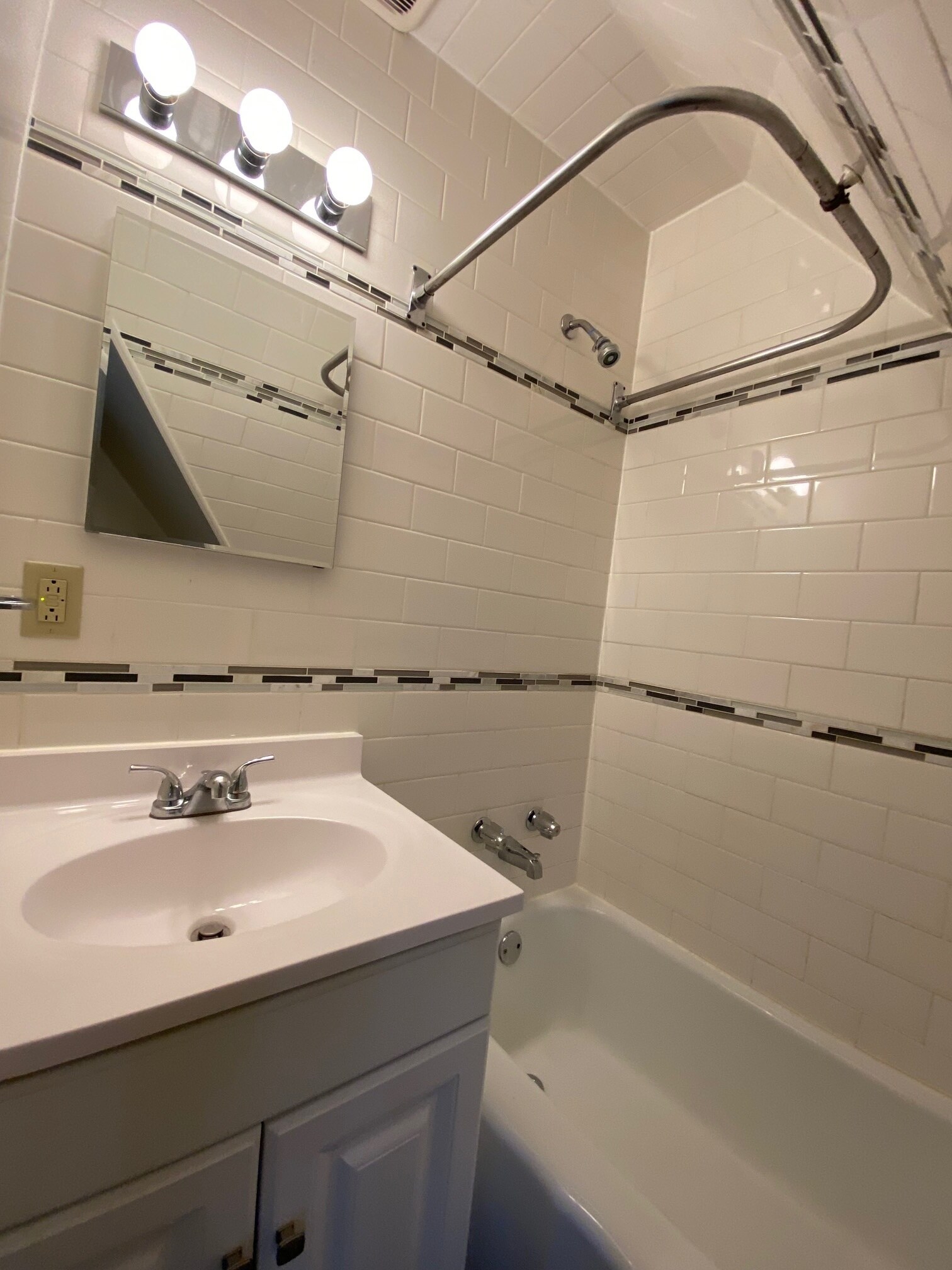 tile tub and shower - 3916 Coleman St