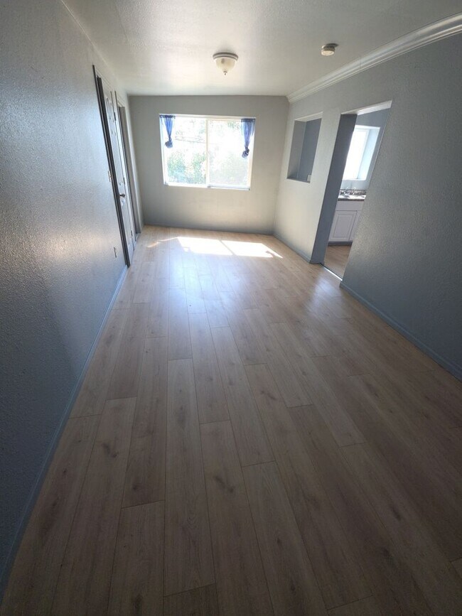 Building Photo - 9198 Glenhaven Dr