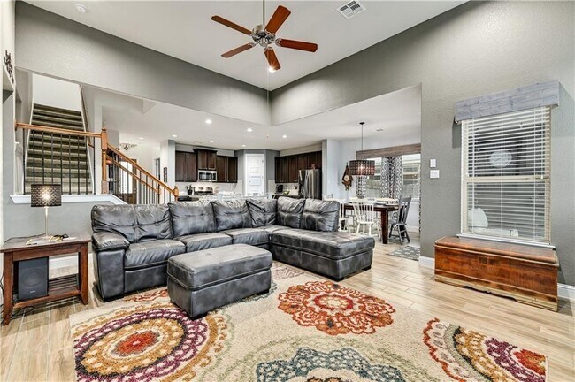 Building Photo - 6825 Leonardo Dr