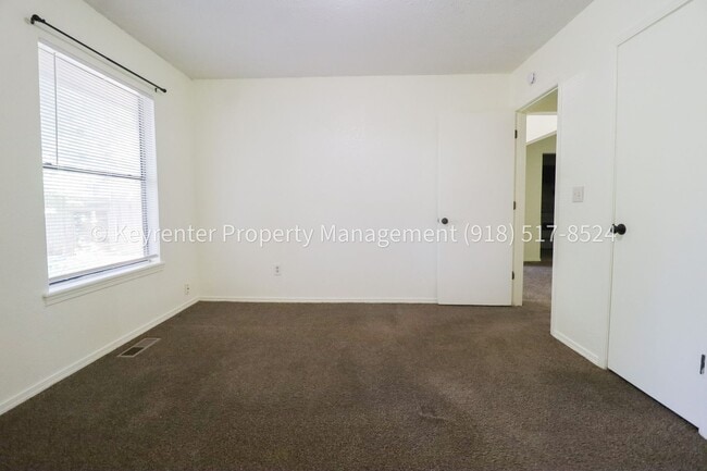 Building Photo - 1359 E 60th St