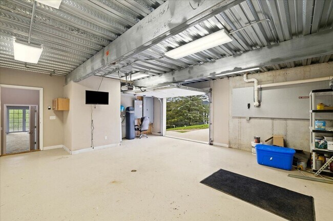 Building Photo - Bright and Spacious Home on Cascades Rd
