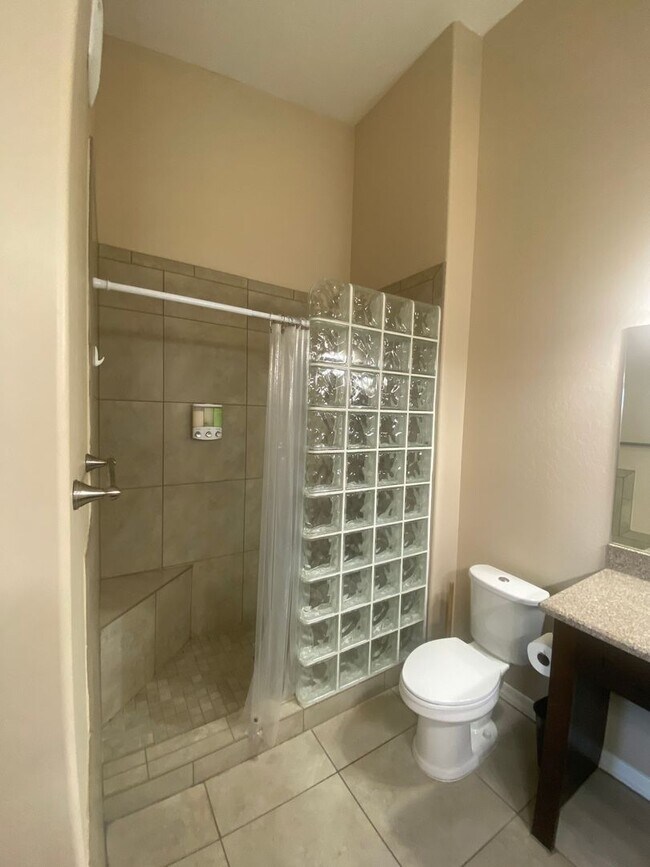 Building Photo - Spacious and Updated 3 Bed/2 Bath Condo w/Garage - Mesa