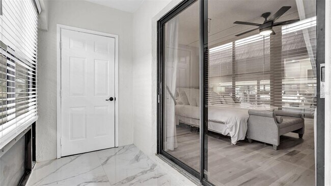 Building Photo - 10192 Seminole Island Dr