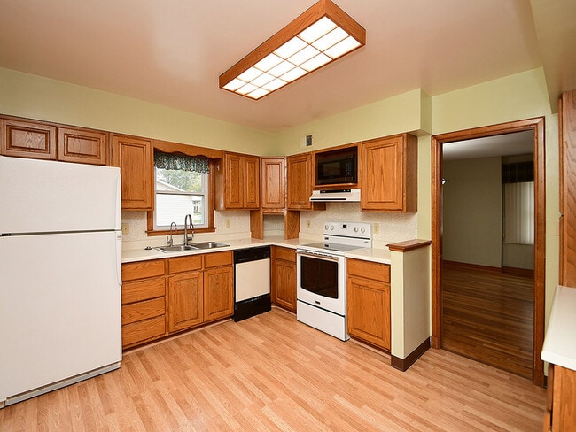 Building Photo - 405 E 5th St