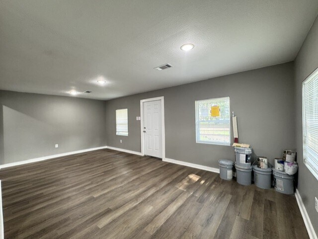 Building Photo - 135 Rosewood Dr