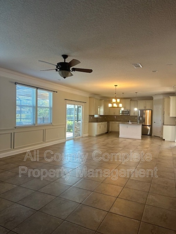 Building Photo - 738 W Kings College Dr