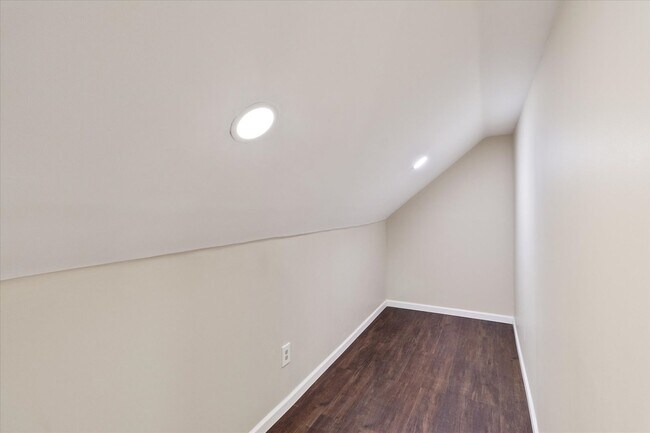 Building Photo - 443 Fairway Blvd