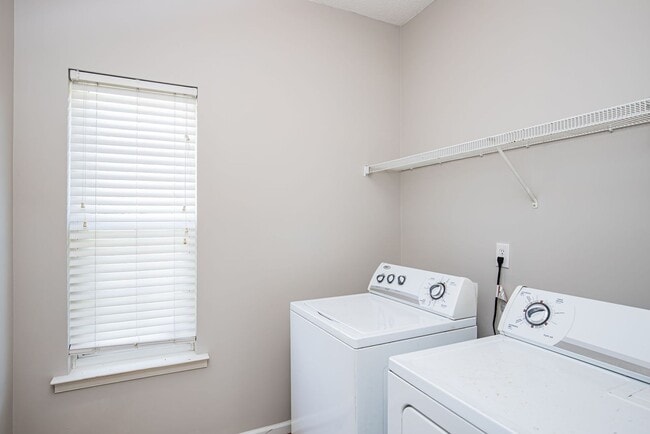Building Photo - Beautiful Chesterfield Home Is Ready For Y...