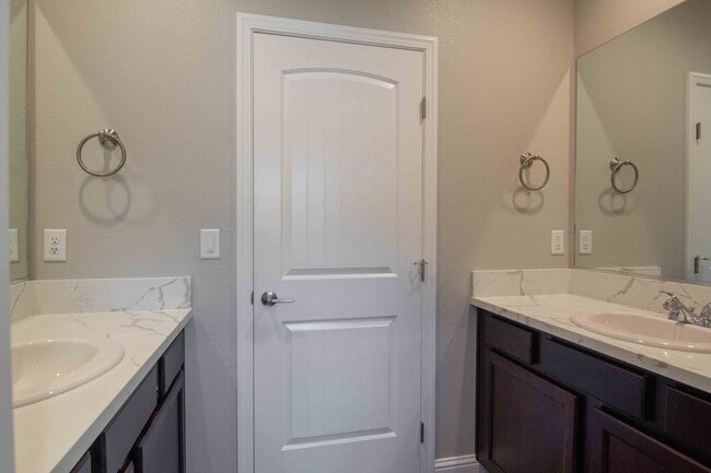 Building Photo - MOVE IN SPECIAL!!! $300 OFF FIRST MONTH'S ...