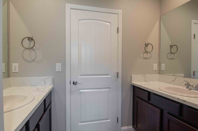 Building Photo - MOVE IN SPECIAL!!! $500 OFF FIRST MONTH'S ...