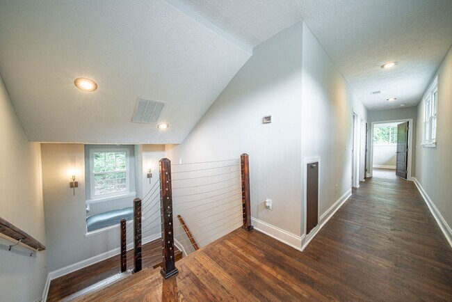 Building Photo - 4 bedroom/3 bath, 3711 sqft in Midtown!