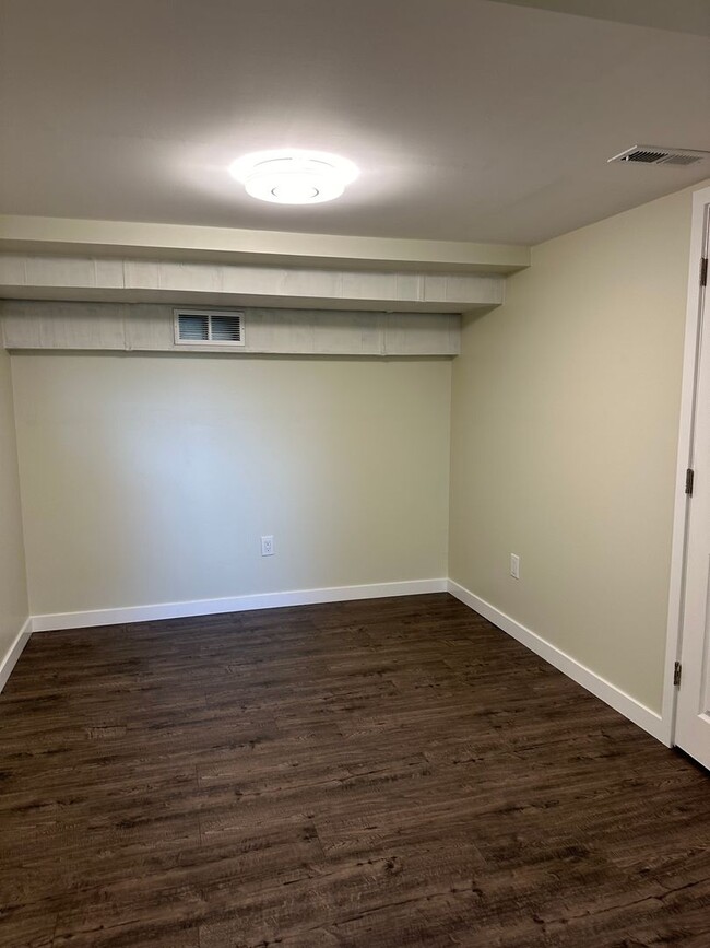 Building Photo - Available Now! 4 bed, 2 bath house in Shoreline!