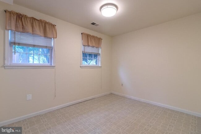 Building Photo - 4796 Gainsborough Dr