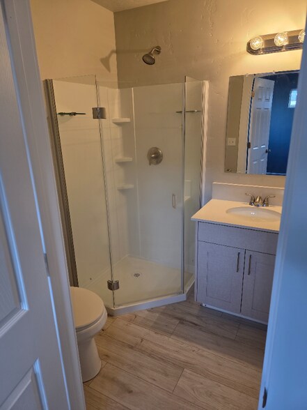 Building Photo - 6731 Saxton Ave