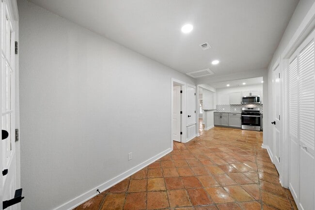 Building Photo - Charming Home Awaits: Spacious & Modern Living in a Prime Location