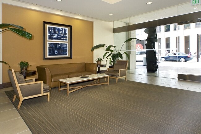 Building Photo - 1BR/1BA 837sqft! Condo! Parking! Laundry! ...