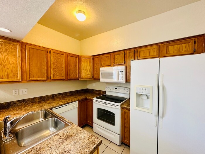 Building Photo - 3231 E Presidio Rd