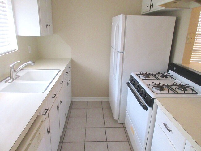 Building Photo - Spring Branch Condo