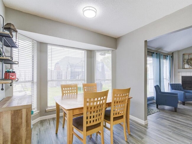 Building Photo - 10941 W Dogwood Dr