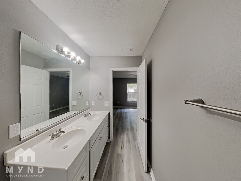 Building Photo - 908 Hubbel Rd