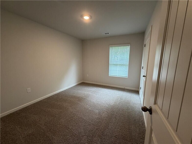 Building Photo - 36 Berryville Dr